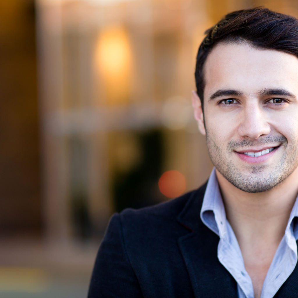 Милая улыбка на лице стильного мужчины 