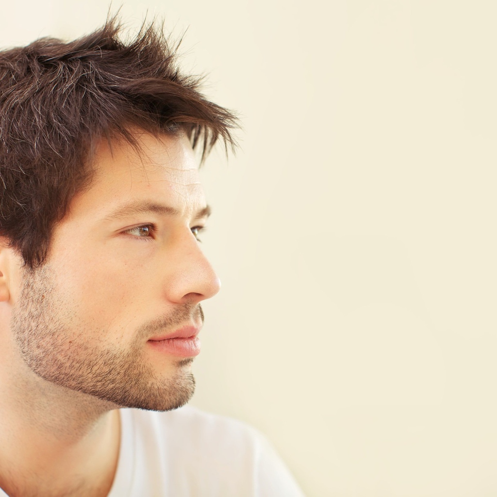 Красивый кареглазый мужчина со щетиной на лице 