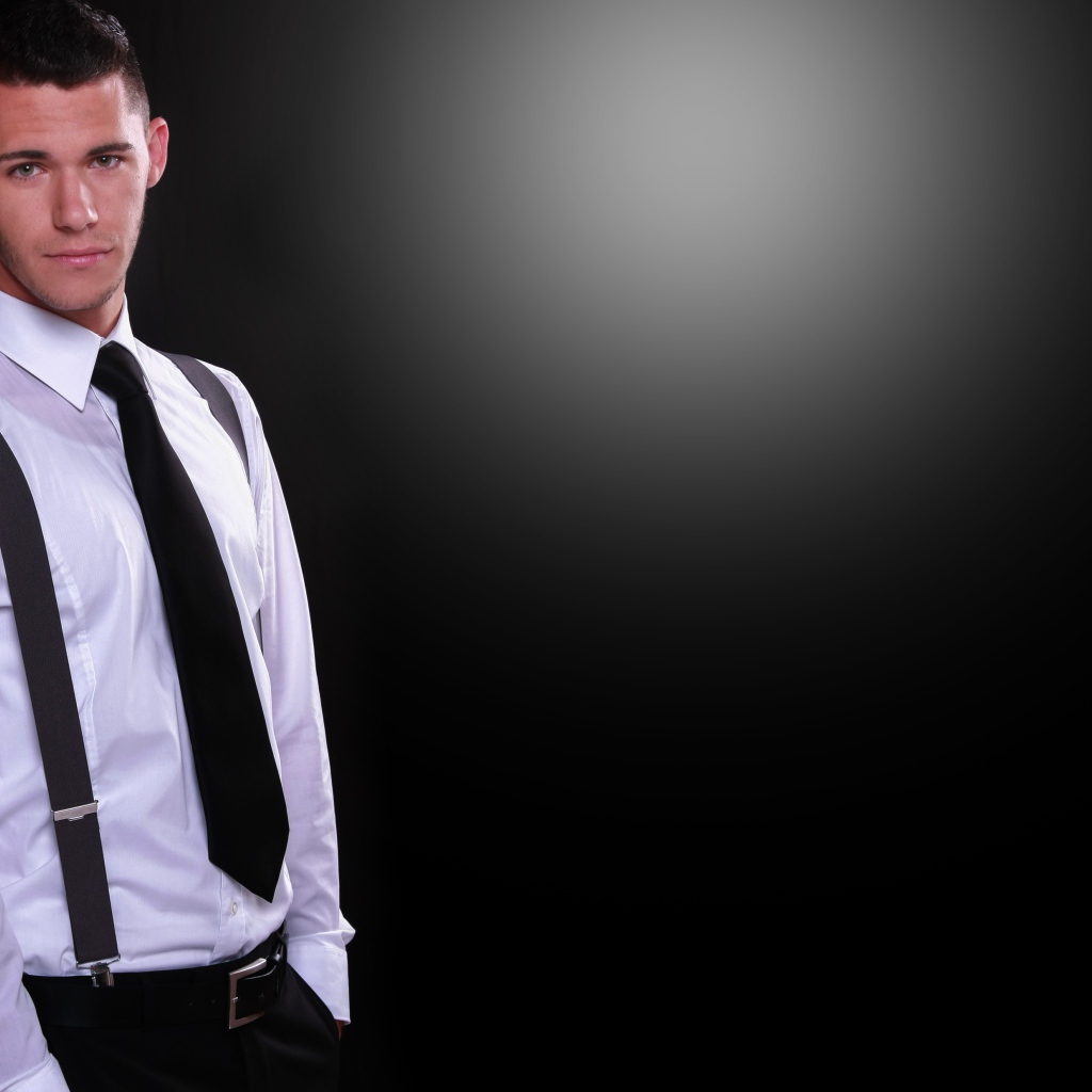 Красивый парень в белой рубашке на черном фоне 