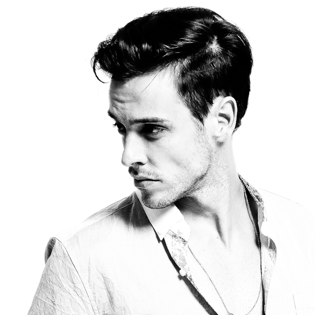 Красивый мужчина модель на белом фоне 