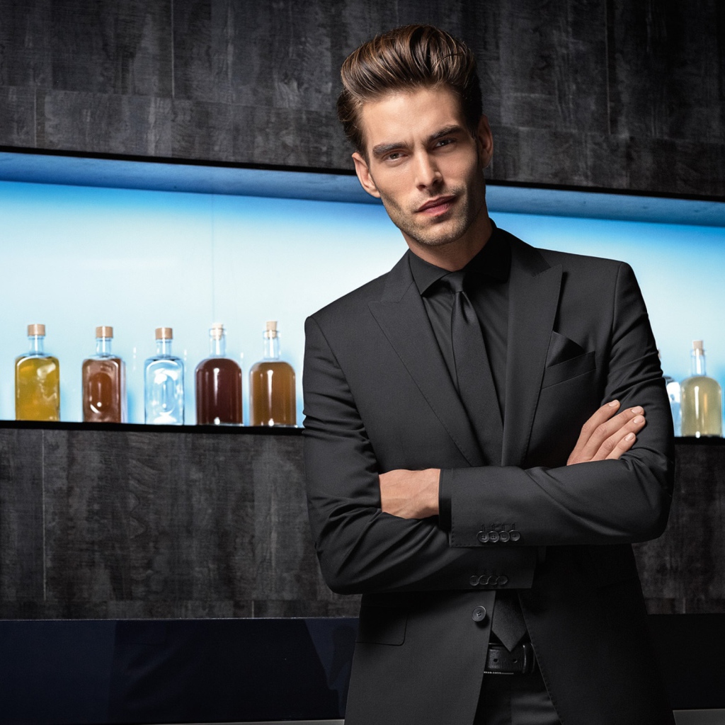 Красивый мужчина в костюме у бара 