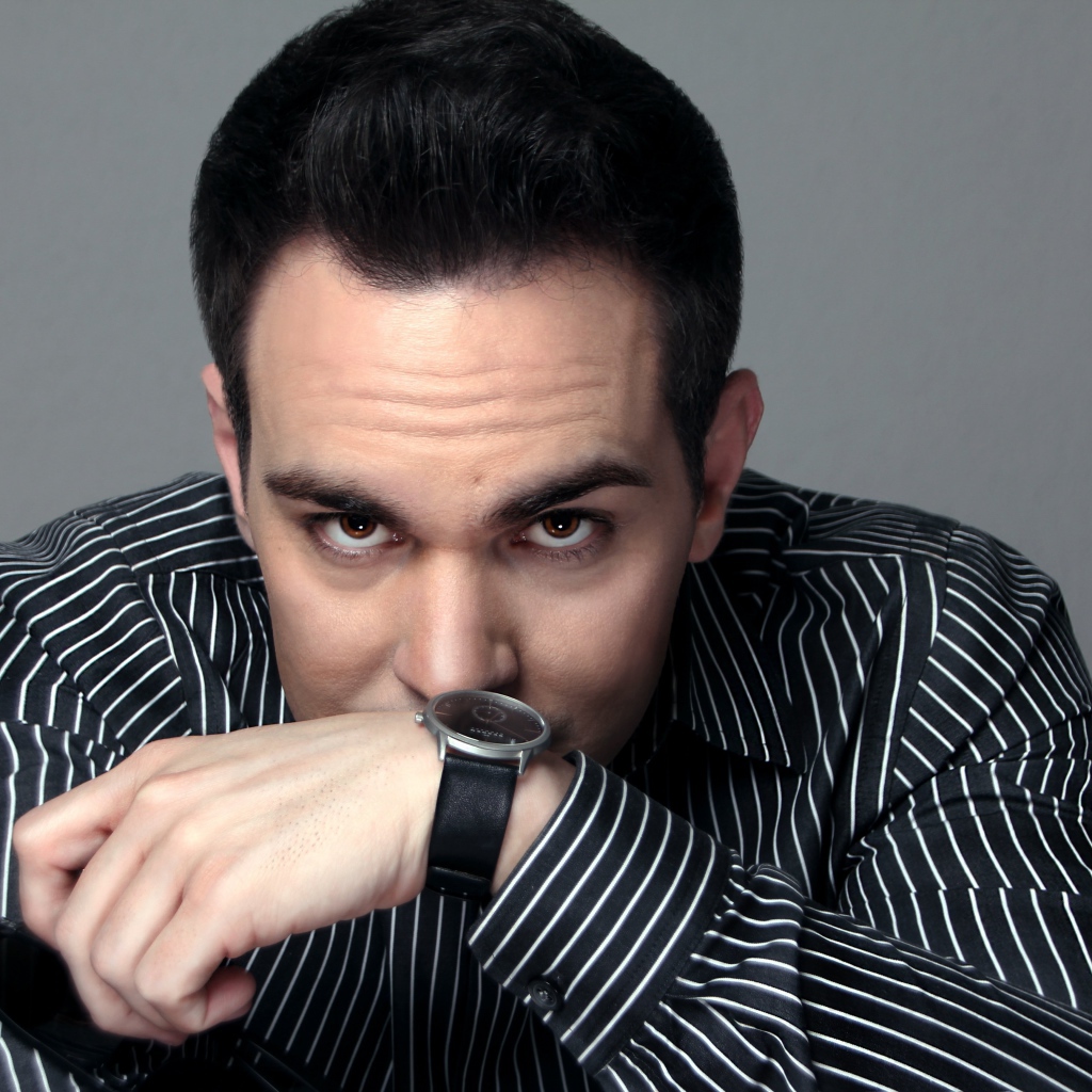 Красивый мужчина с часами на руке 