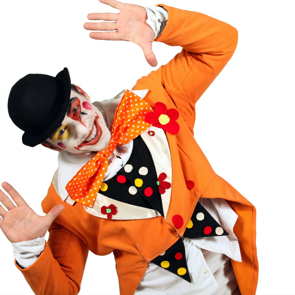 Мужчина клоун в желтом костюме на белом фоне 