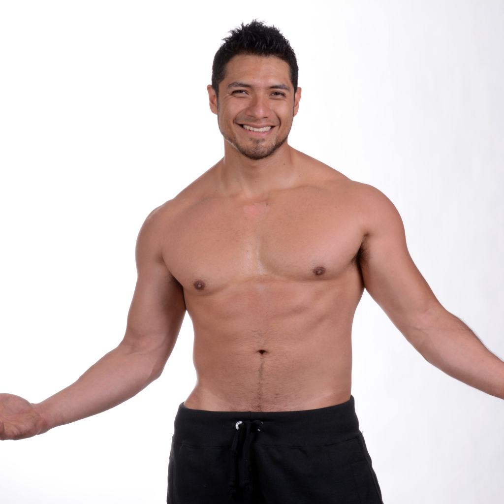 Улыбающийся накаченный мужчина на сером фоне