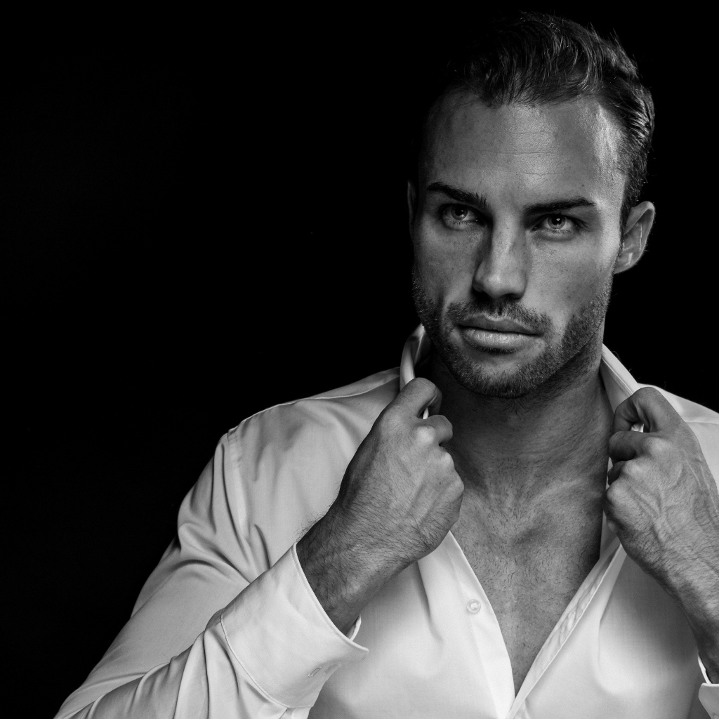 Стильный брутальный мужчина в белой рубашке 