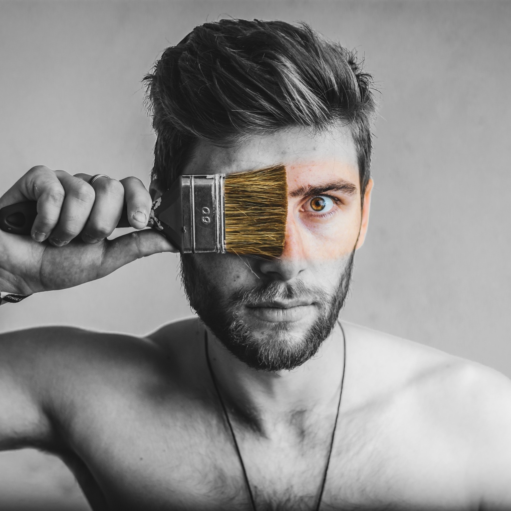 Мужчина закрыл кисточкой глаз 