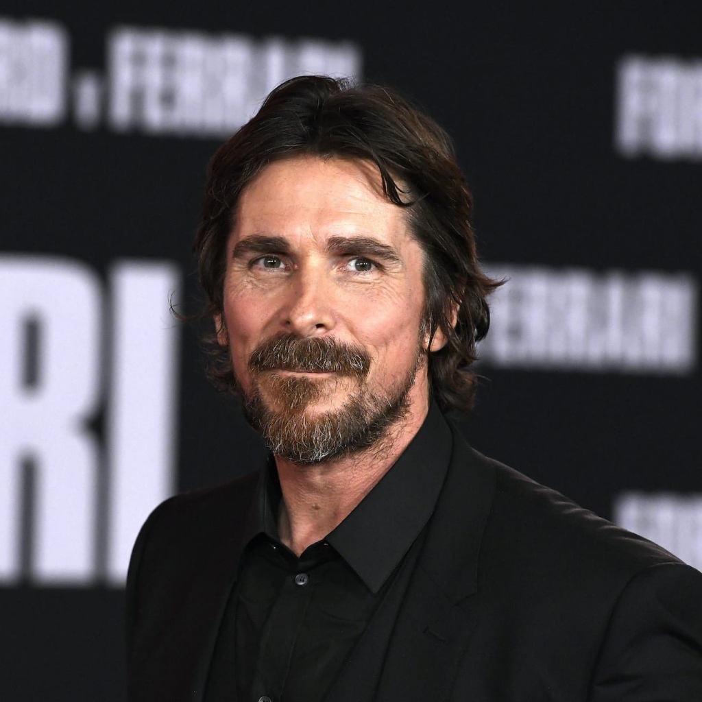 Актер Кристиан Бэйл в черном костюме