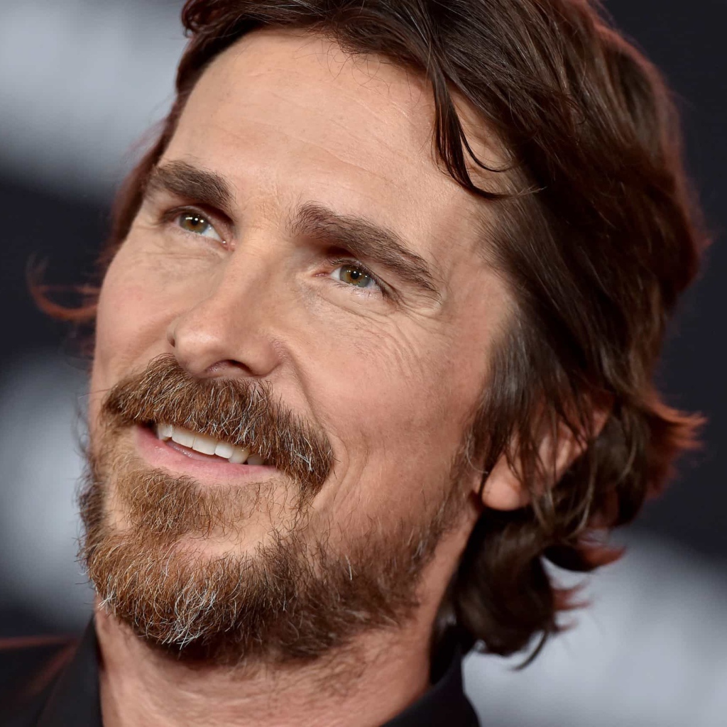 Лицо актера Кристиана Бэйла крупным планом