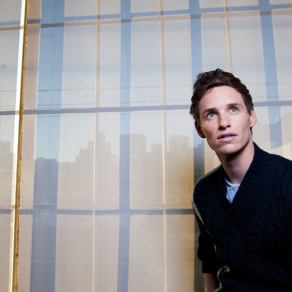 Актер Эдди Редмэйн в черном свитере