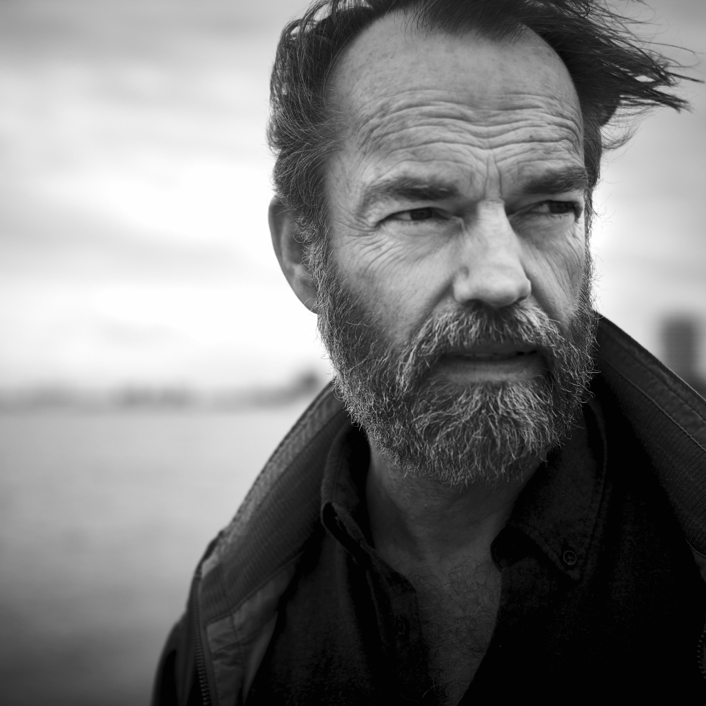 Актер Хьюго Уивинг в черной куртке