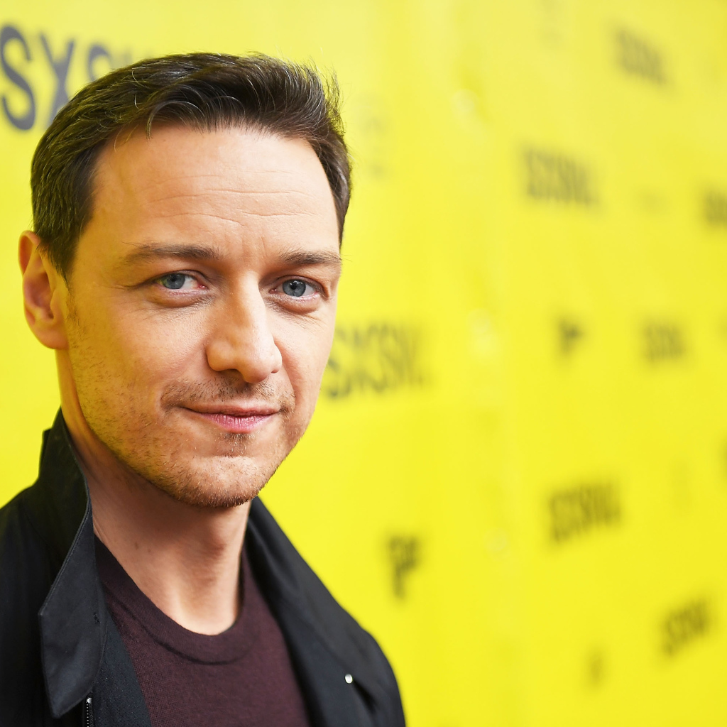 Актер Джеймс МакЭвой на желтом фоне