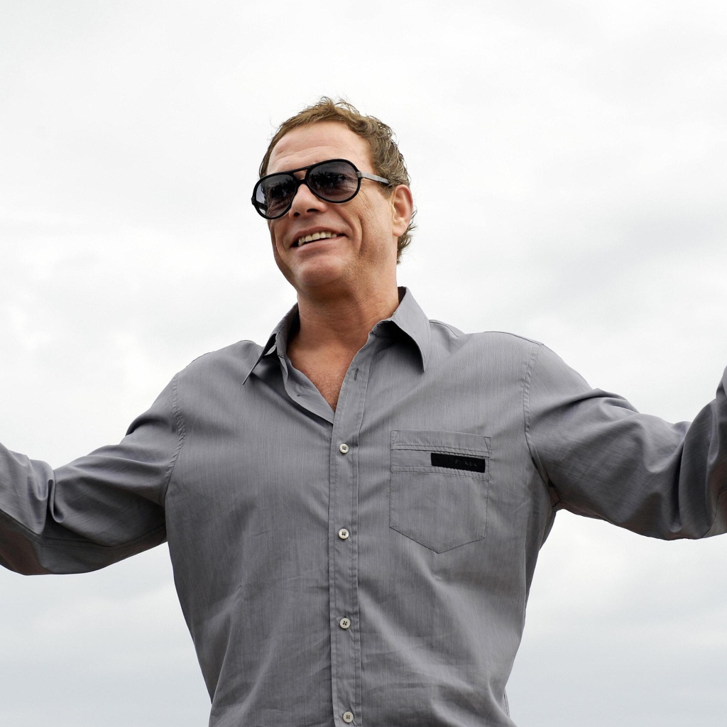 Актер Жан-Клод Ван Дамм на белом фоне