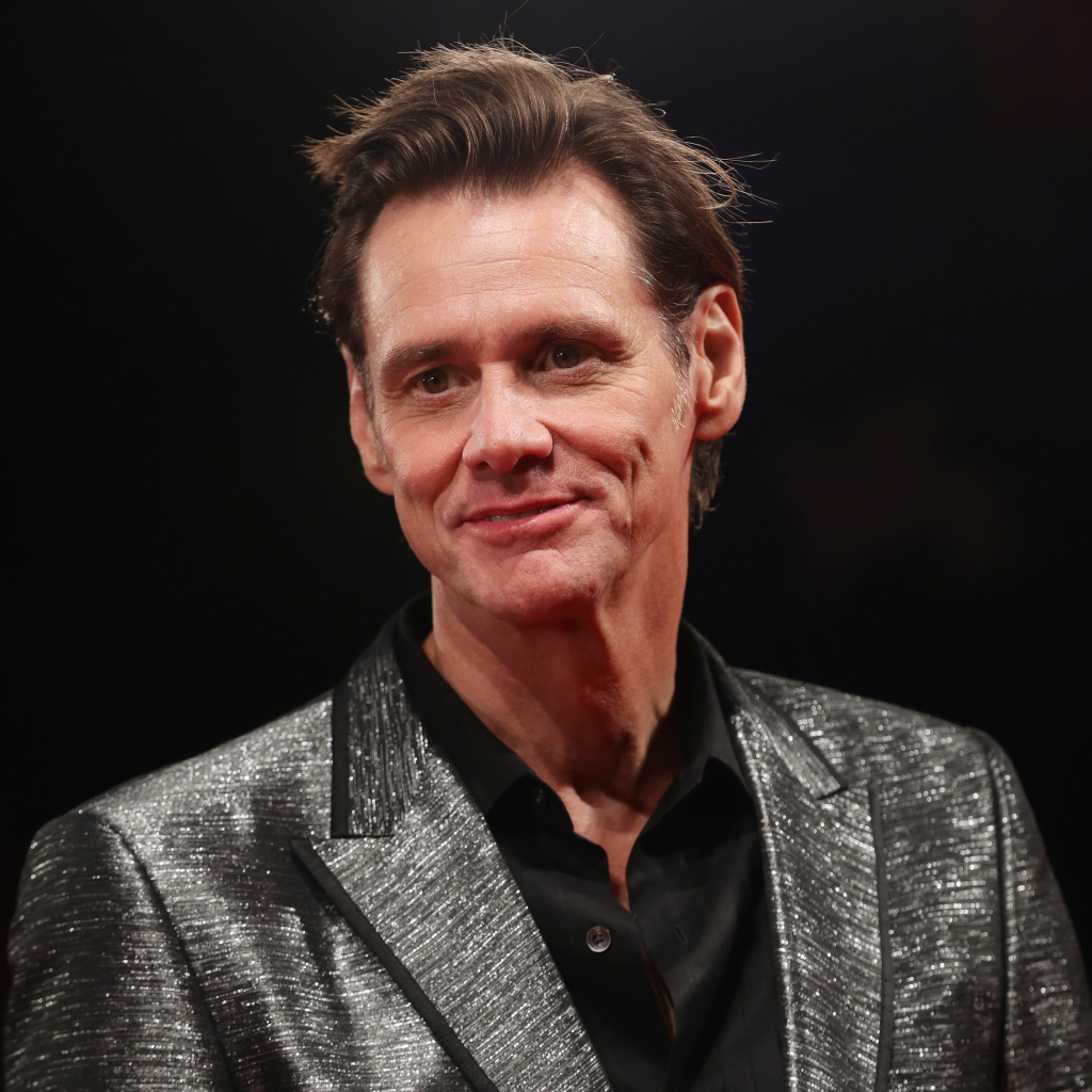 Актер Джим Керри в блестящем костюме