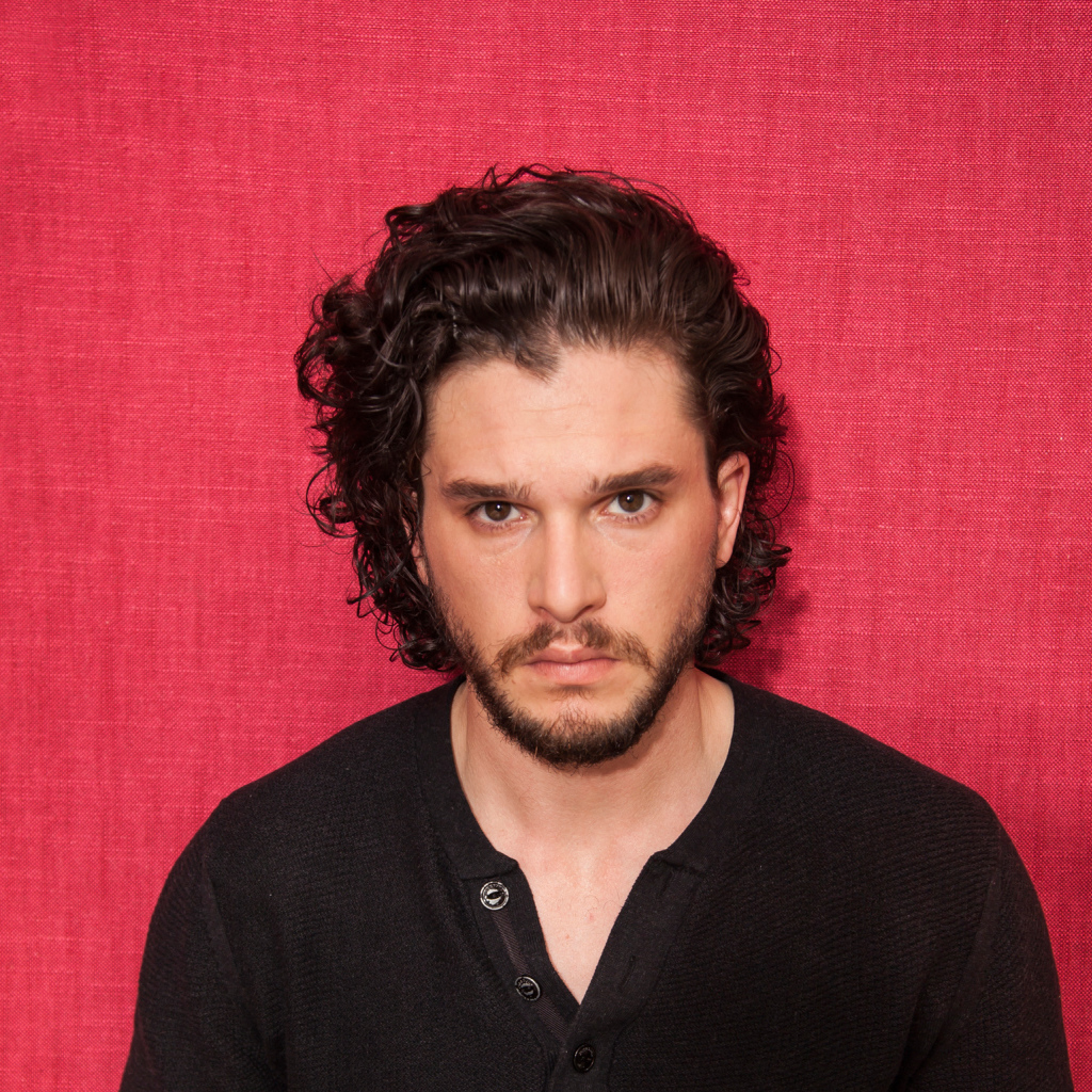 Актер  Кит Харингтон на розовом фоне