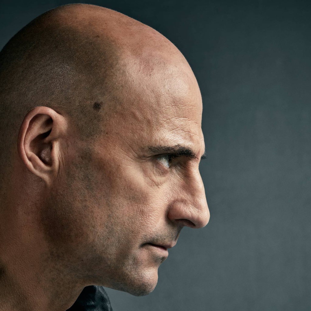 Актер Марк Стронг лицо на сером фоне