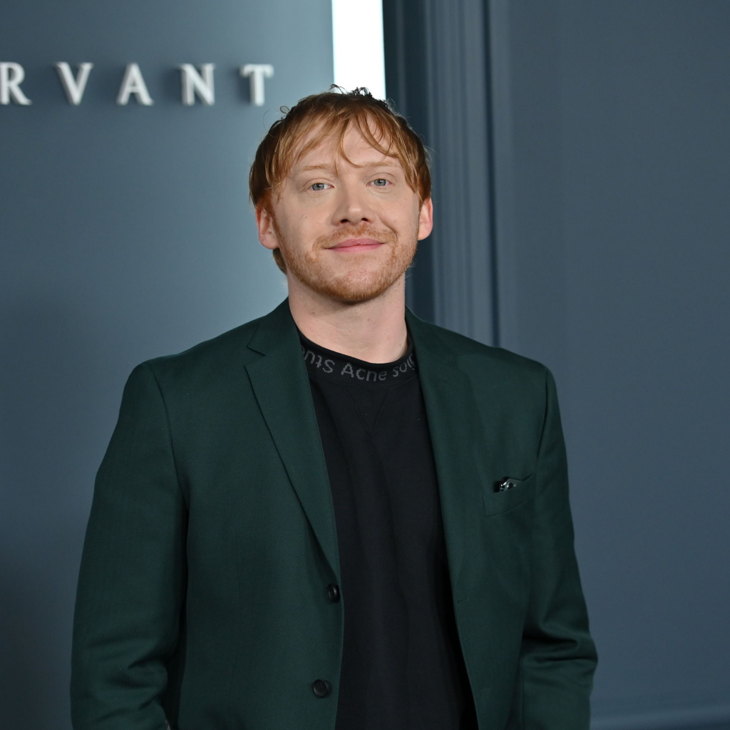 Актер Руперт Гринт на сером фоне