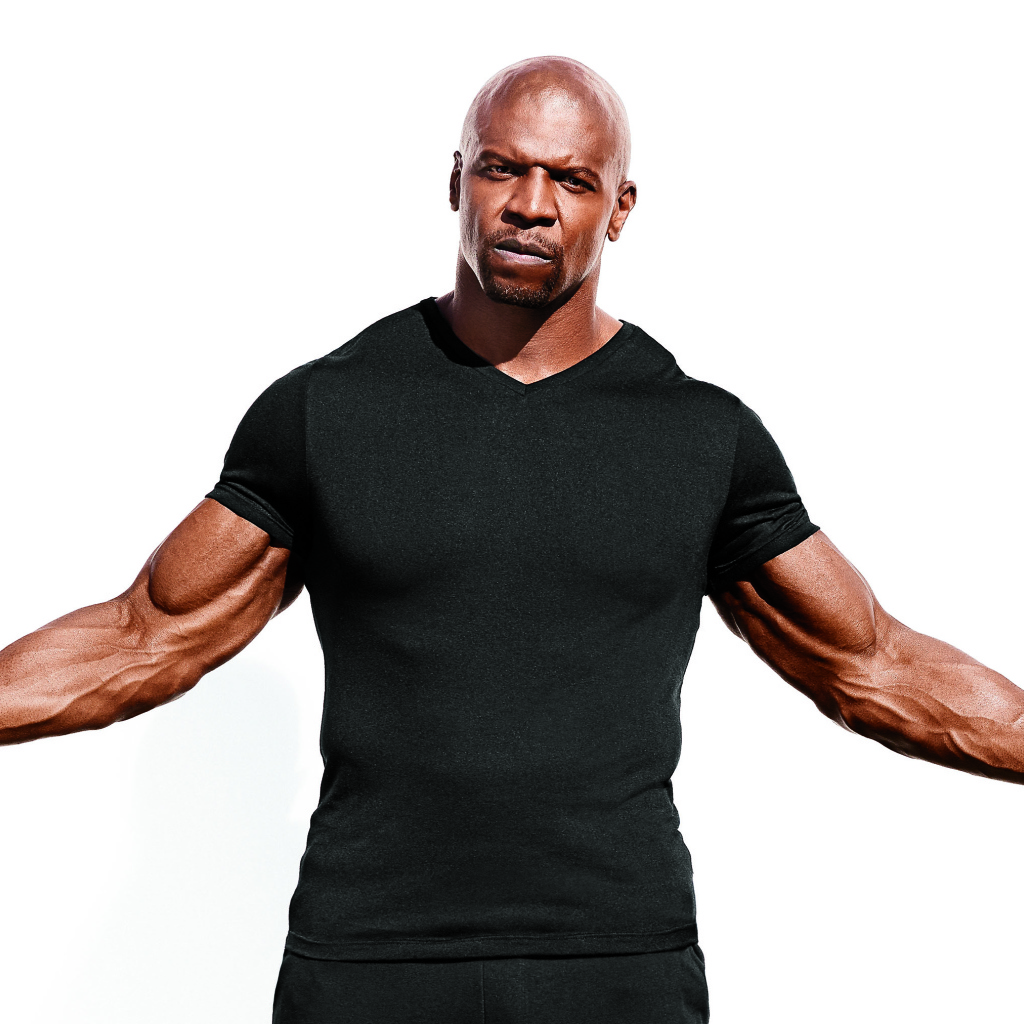 Актер Терри Крюс в черной футболке на белом фоне