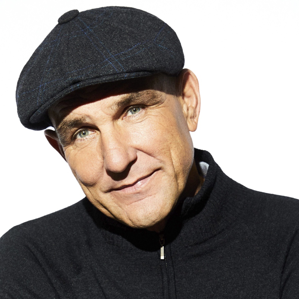 Актер Винни Джонс в кепке