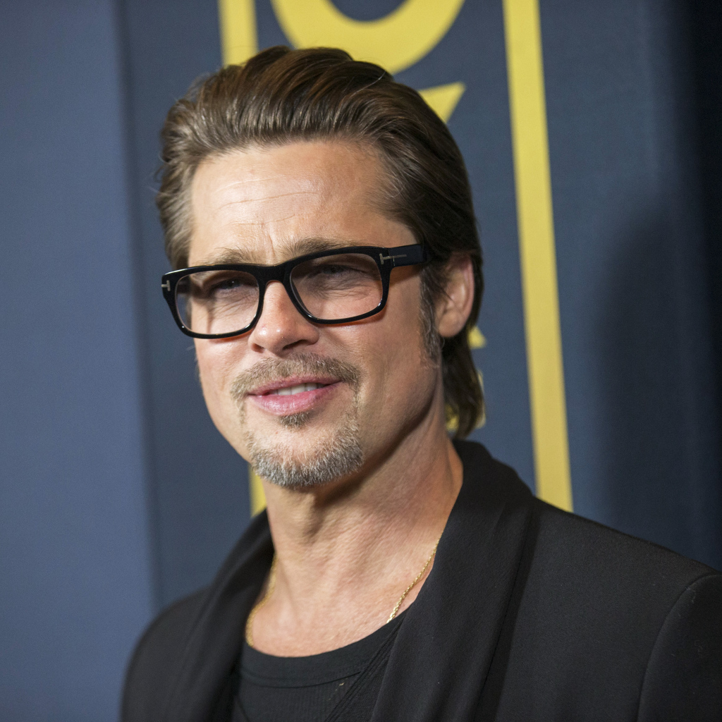Американский актер Брэд Питт в очках