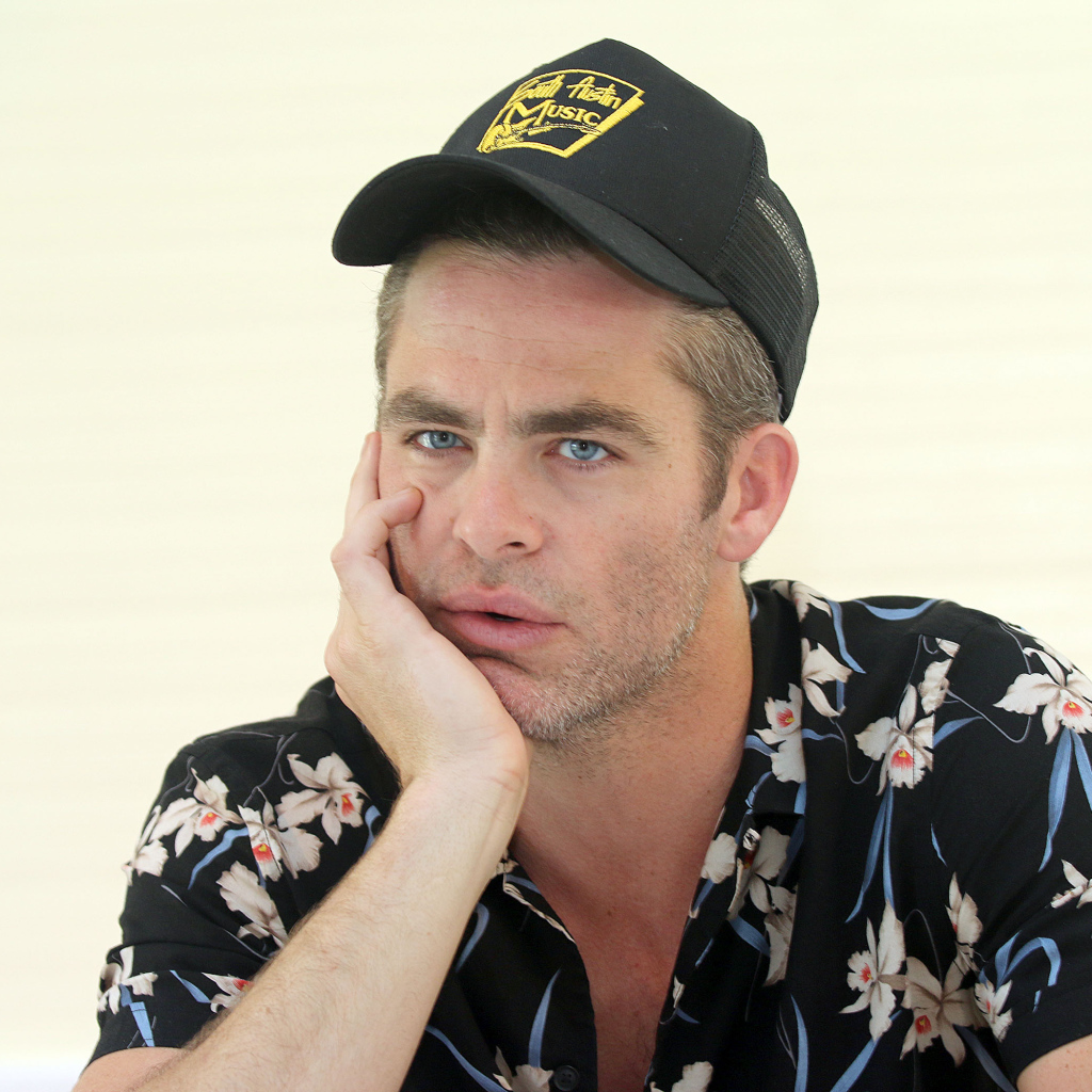 Американский актер Крис Пайн в кепке