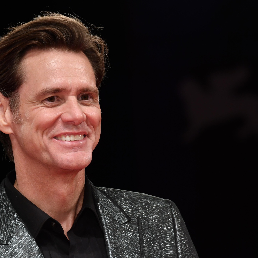 Американский актер Джим Керри улыбается