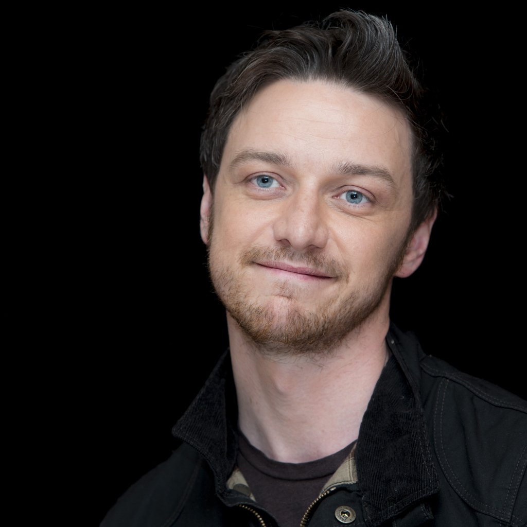 Голубоглазый актер Джеймс МакЭвой на черном фоне