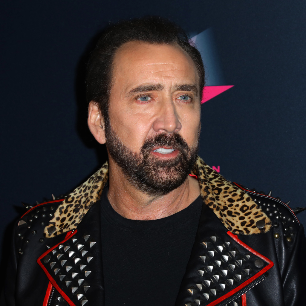 Голубоглазый актер Николас Кейдж в кожаной куртке