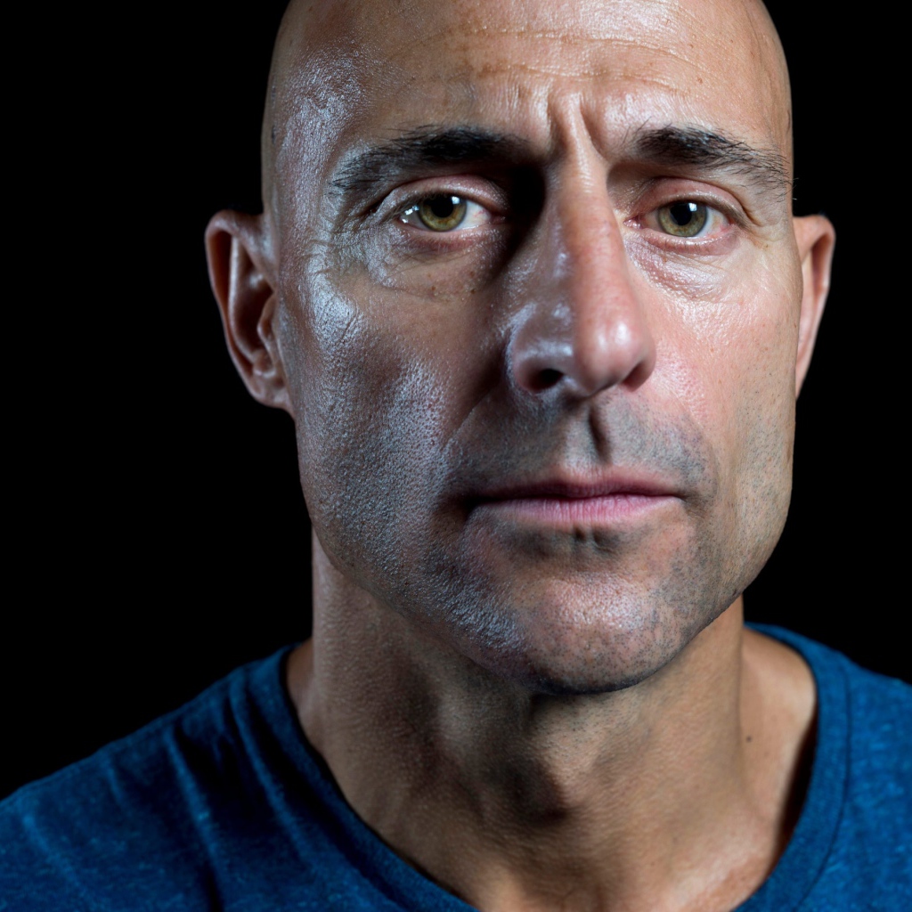 Британский актер Марк Стронг на черном фоне