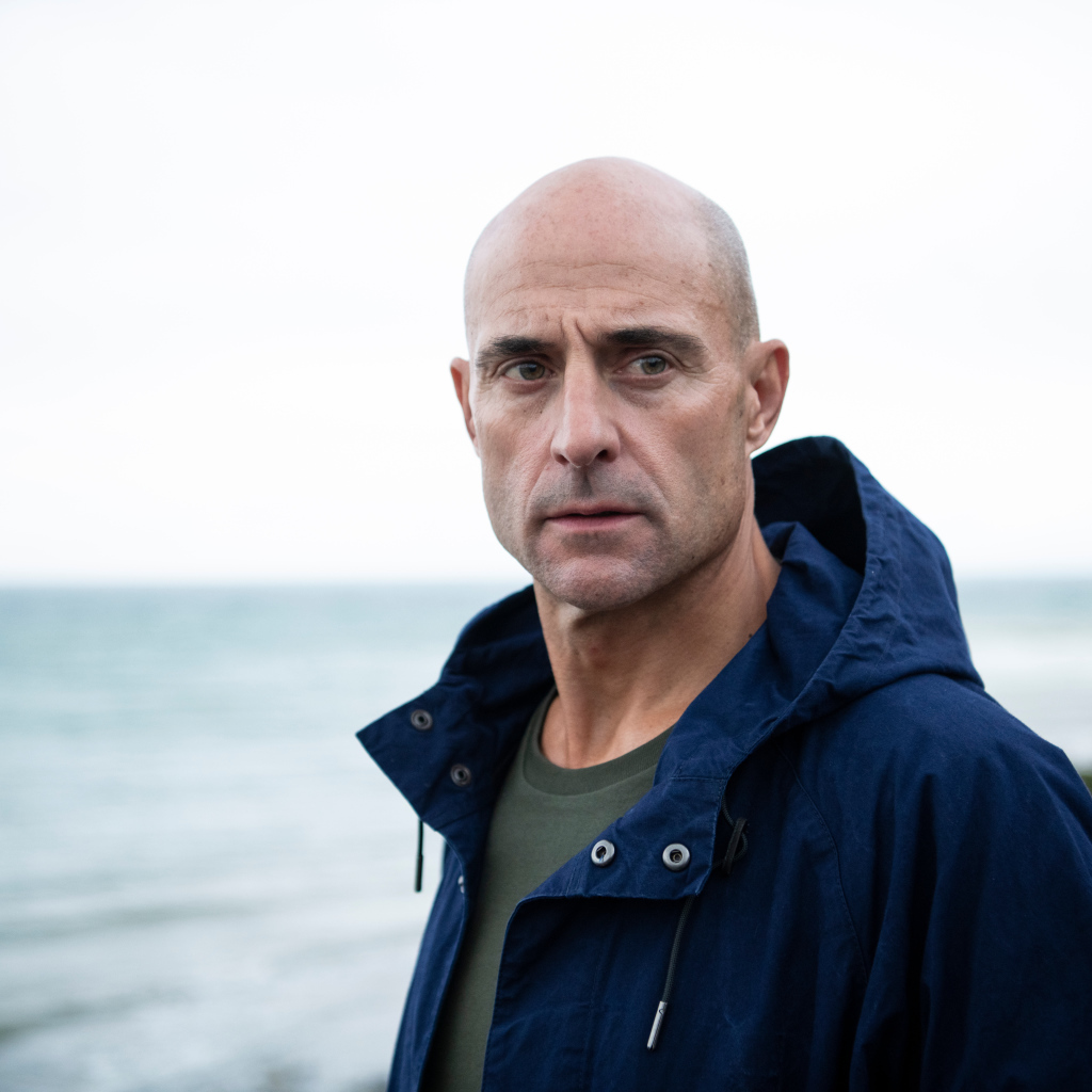 Брутальный актер Марк Стронг у моря