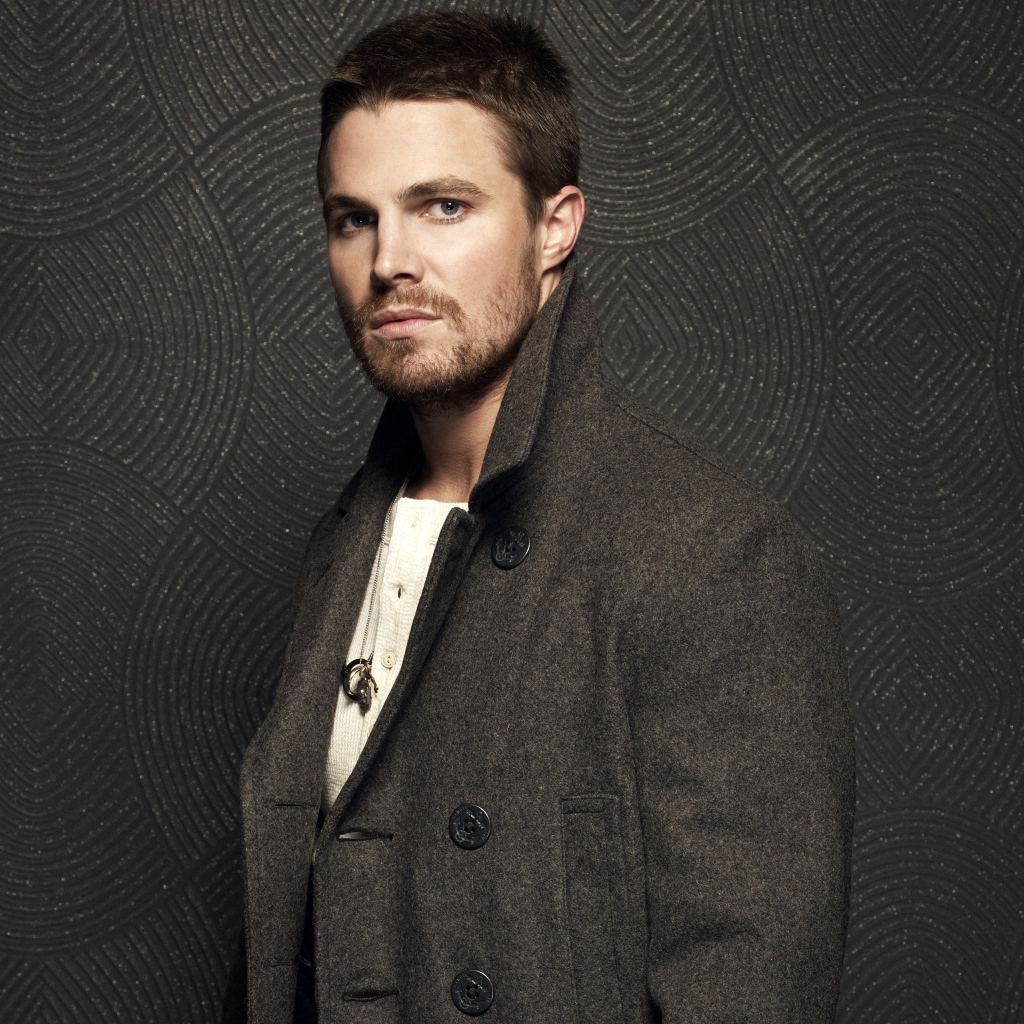 Канадский актер Стивен Амелл в пальто