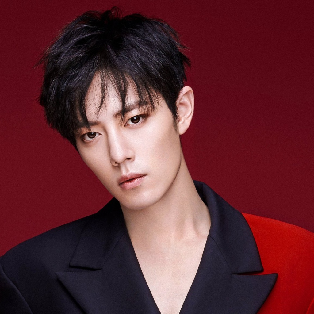 Китайский актер Шон Сяо на красном фоне 