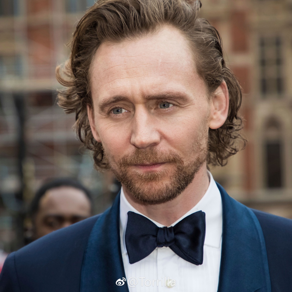 Английский актер Том Хиддлстон в костюме