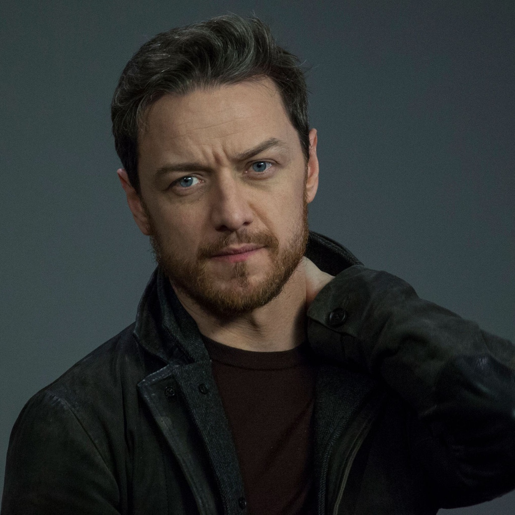 Красивый мужчина, актер Джеймс МакЭвой на сером фоне