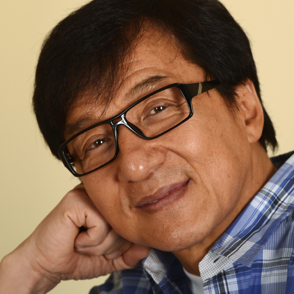 Легендарный актер Джеки Чан в очках