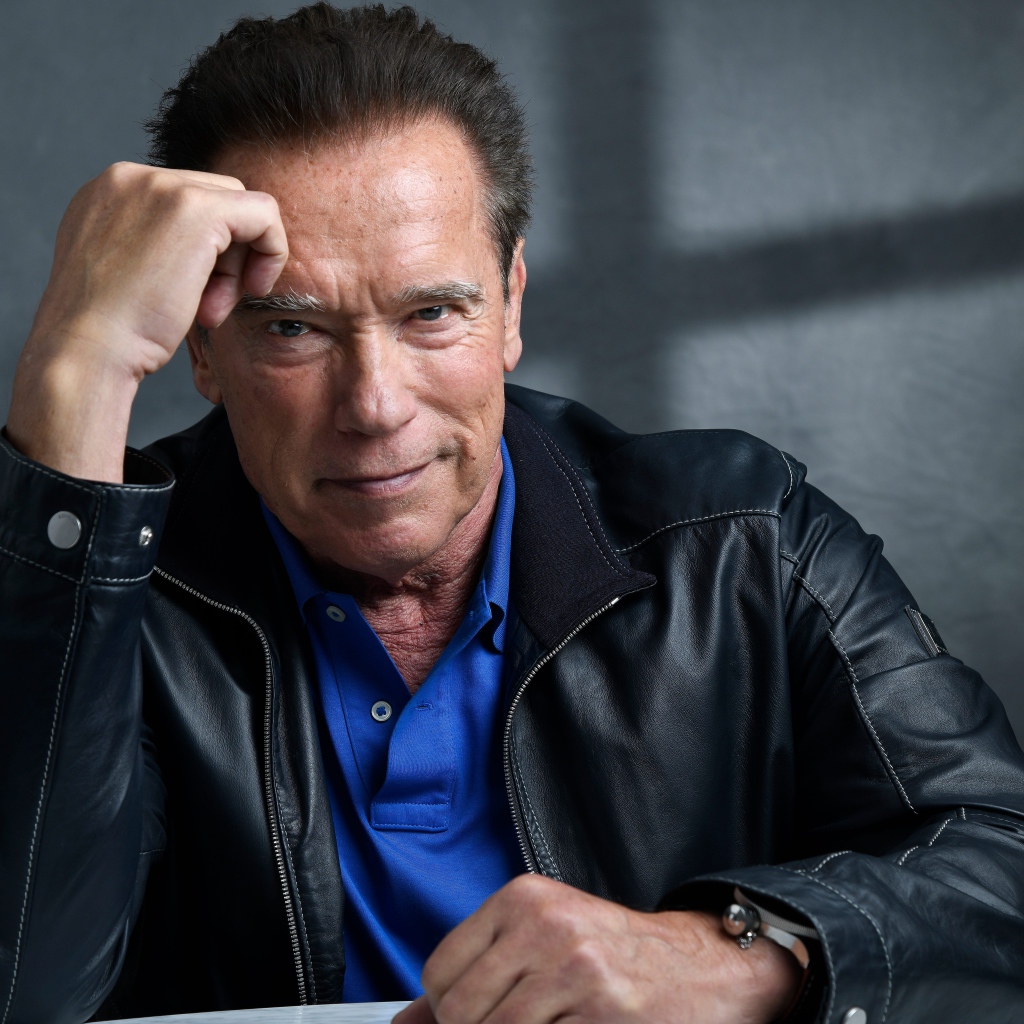 Легендарный актер Арнольд Шварценеггер в черной куртке