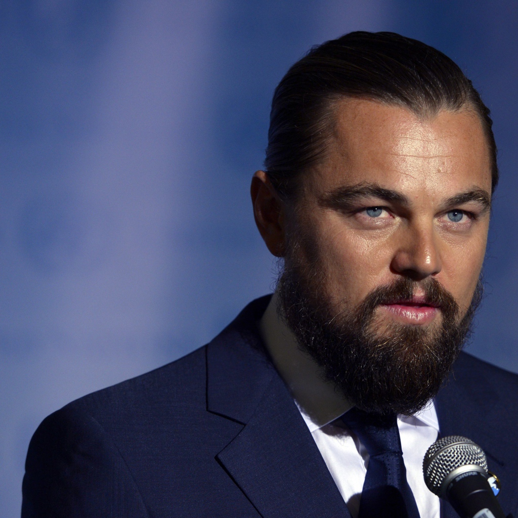 Легендарный актер Леонардо Ди Каприо с микрофоном