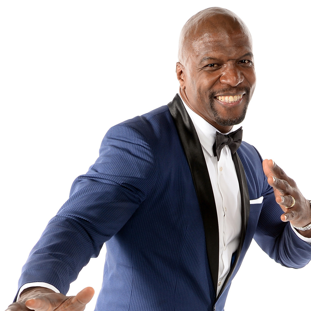 Мужчина в костюме, актер Терри Крюс на белом фоне