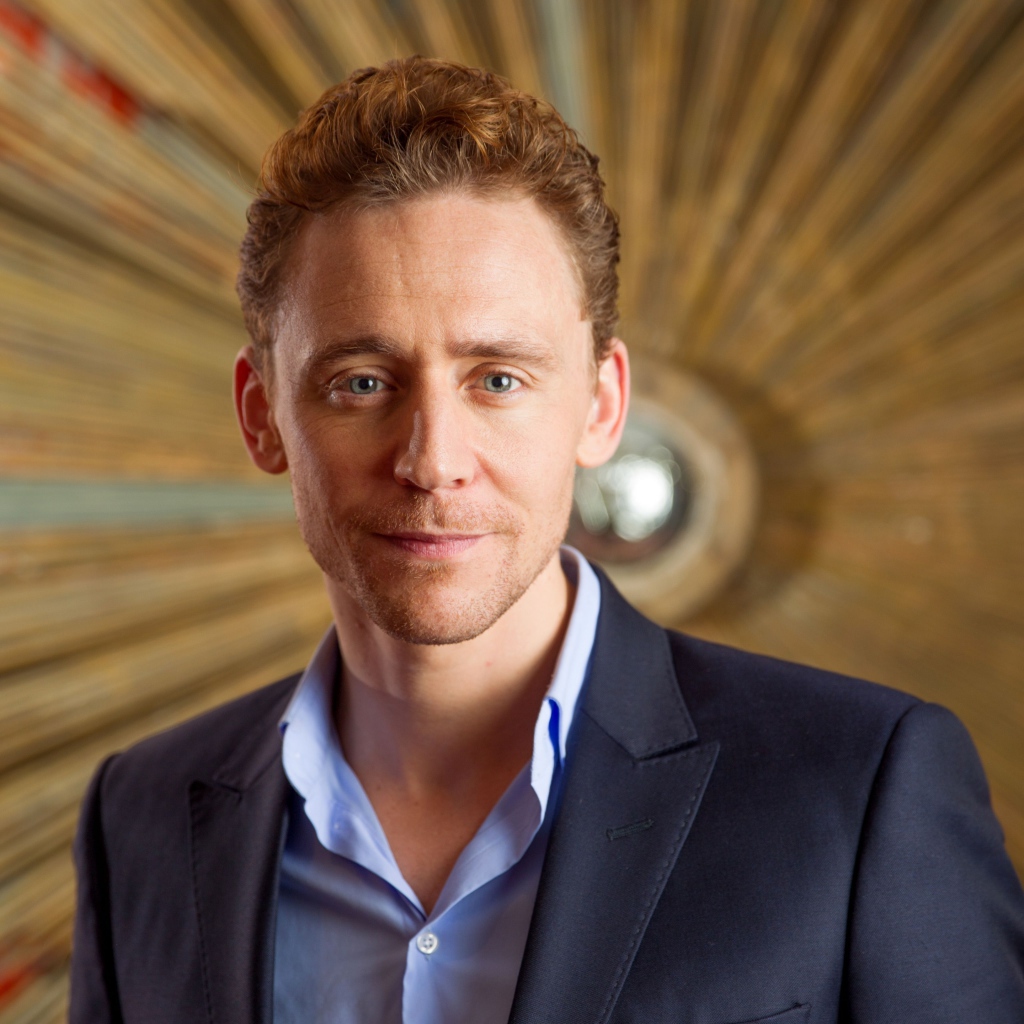 Популярный актер Том Хиддлстон в костюме