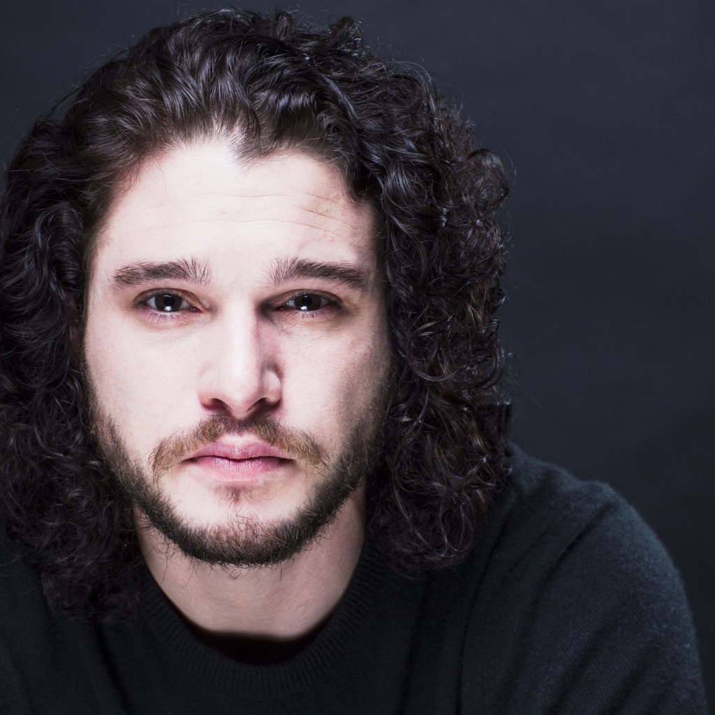 Грустный  Кит Харингтон на сером фоне