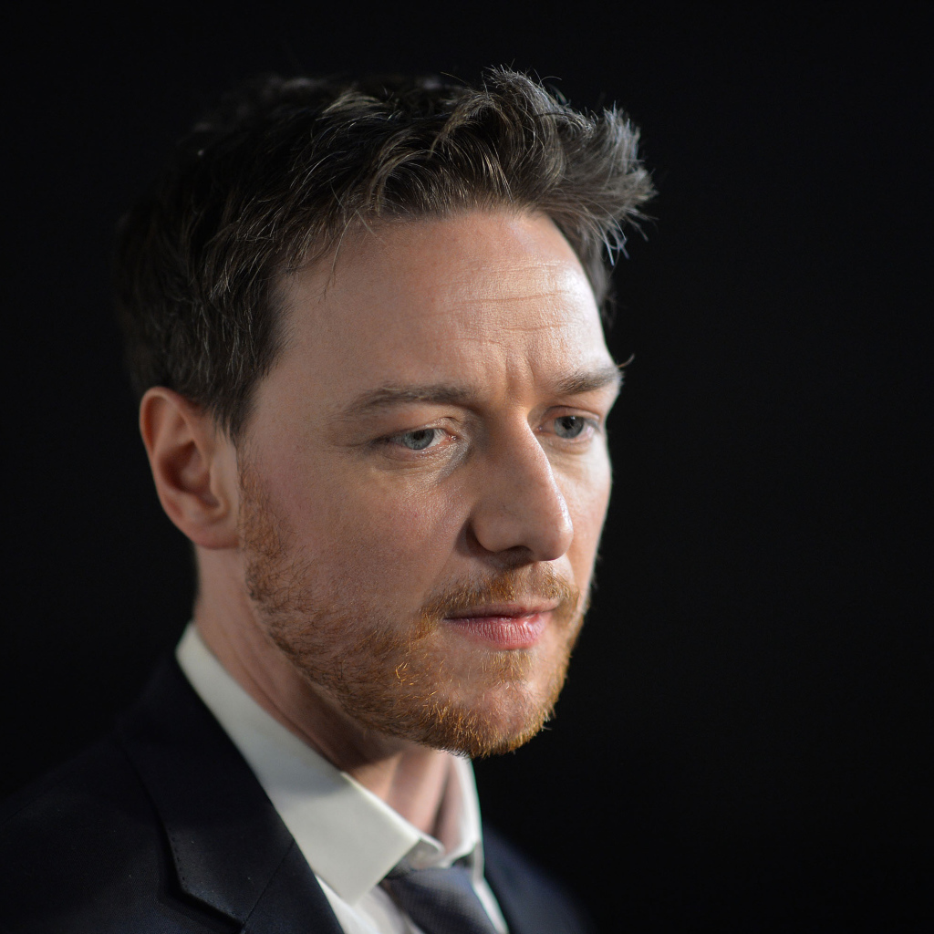 Грустный актер Джеймс МакЭвой на черном фоне