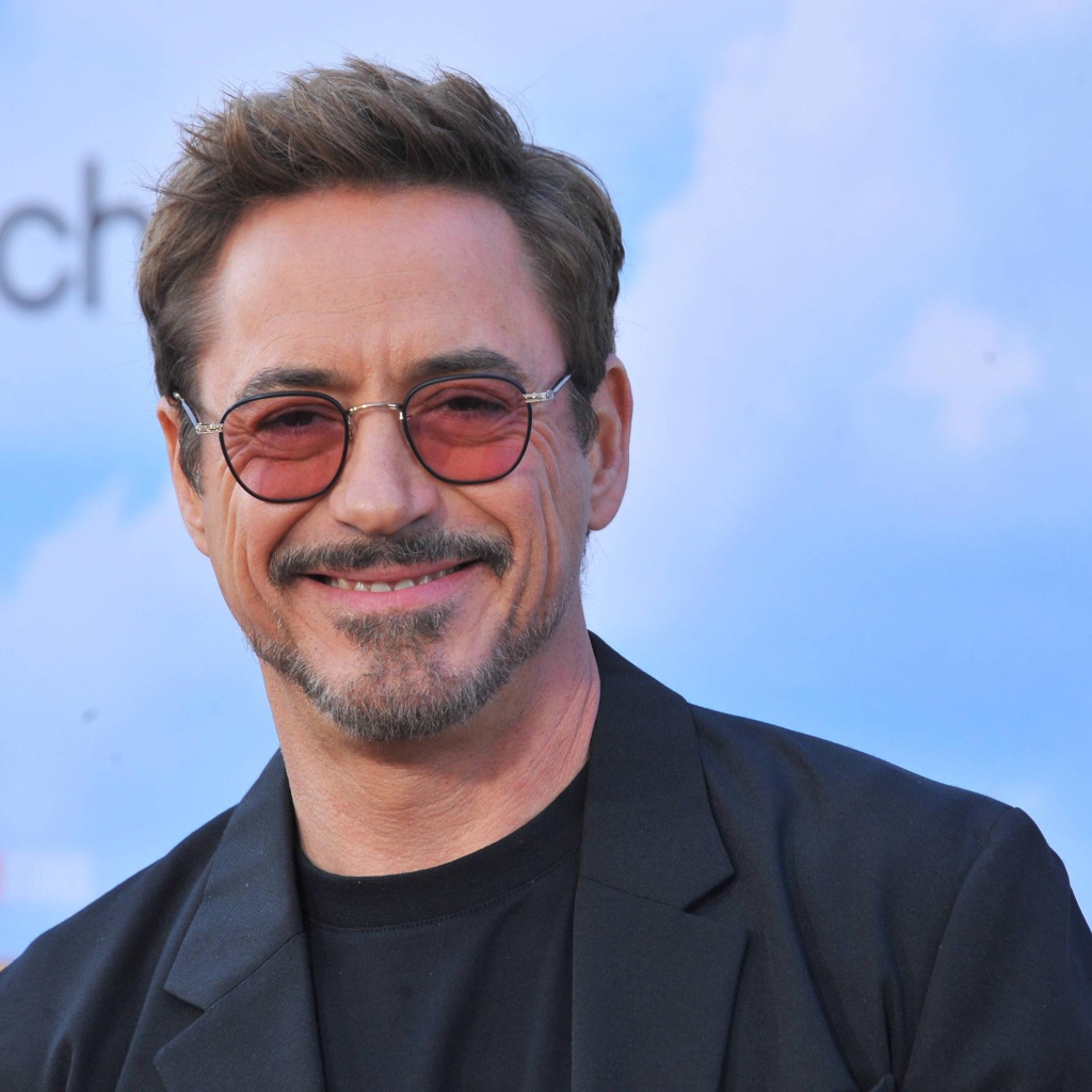 Улыбающийся мужчина, актер Роберт Дауни-младший