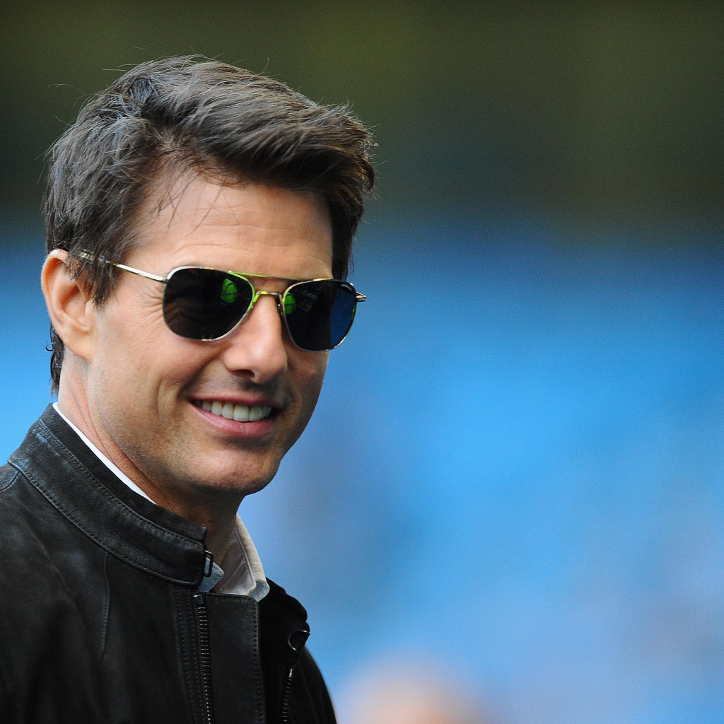 Улыбающийся Том Круз в очках