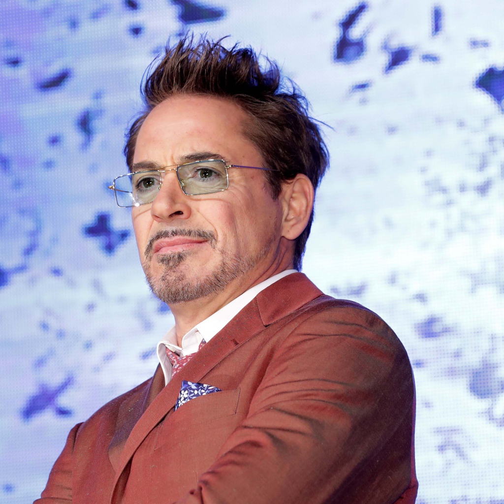 Стильный популярный актер Роберт Дауни-младший