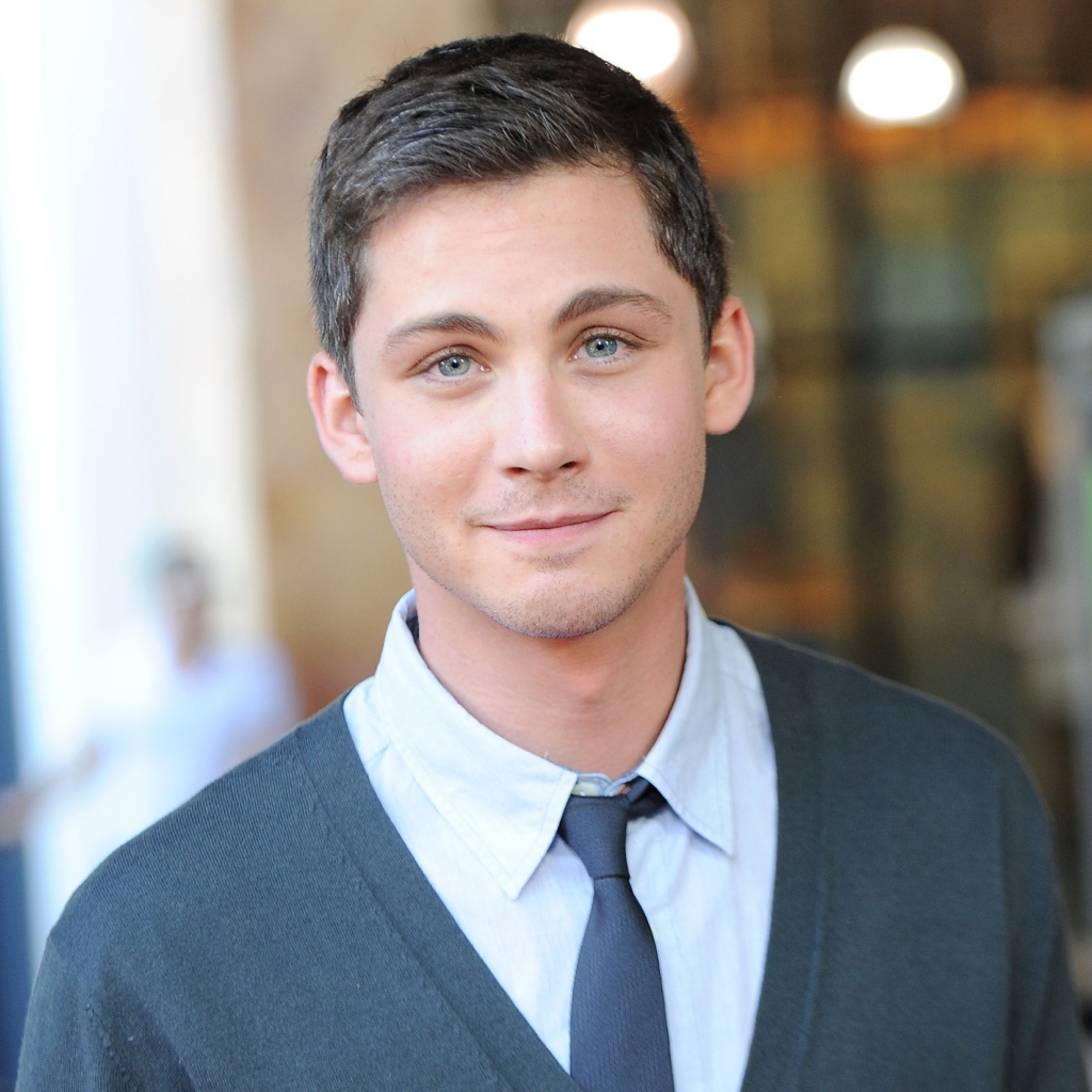 Молодой голубоглазый мужчина актер Логан Лерман