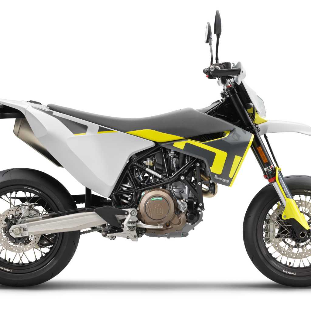 Гоночный мотоцикл Husqvarna 701 Supermoto, 2021 года на белом фоне