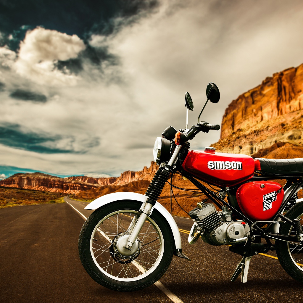 Красный мотоцикл simson s50cc у гор