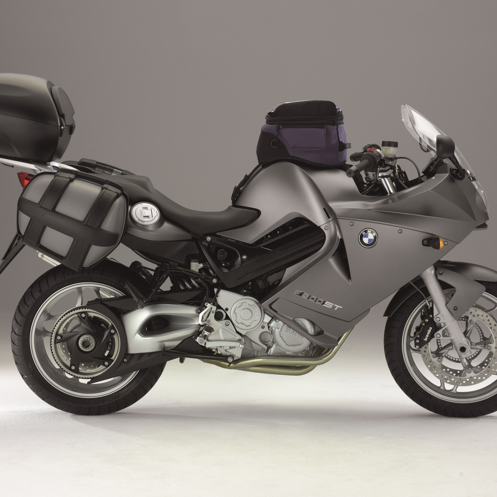 Серый мотоцикл BMW  F 800 ST вид сбоку 