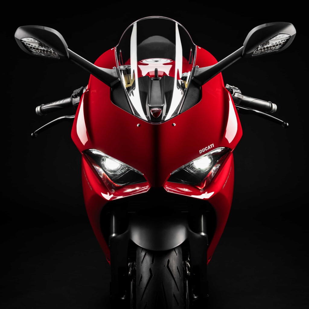 Красный мотоцикл Ducati Panigale v2 вид спереди