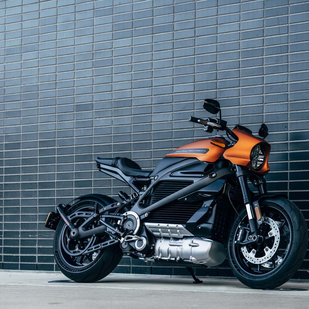 Электрический мотоцикл Harley-Davidson LiveWire у стены