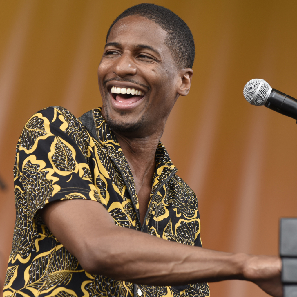 Американский музыкант Джонатан Батисте с микрофоном